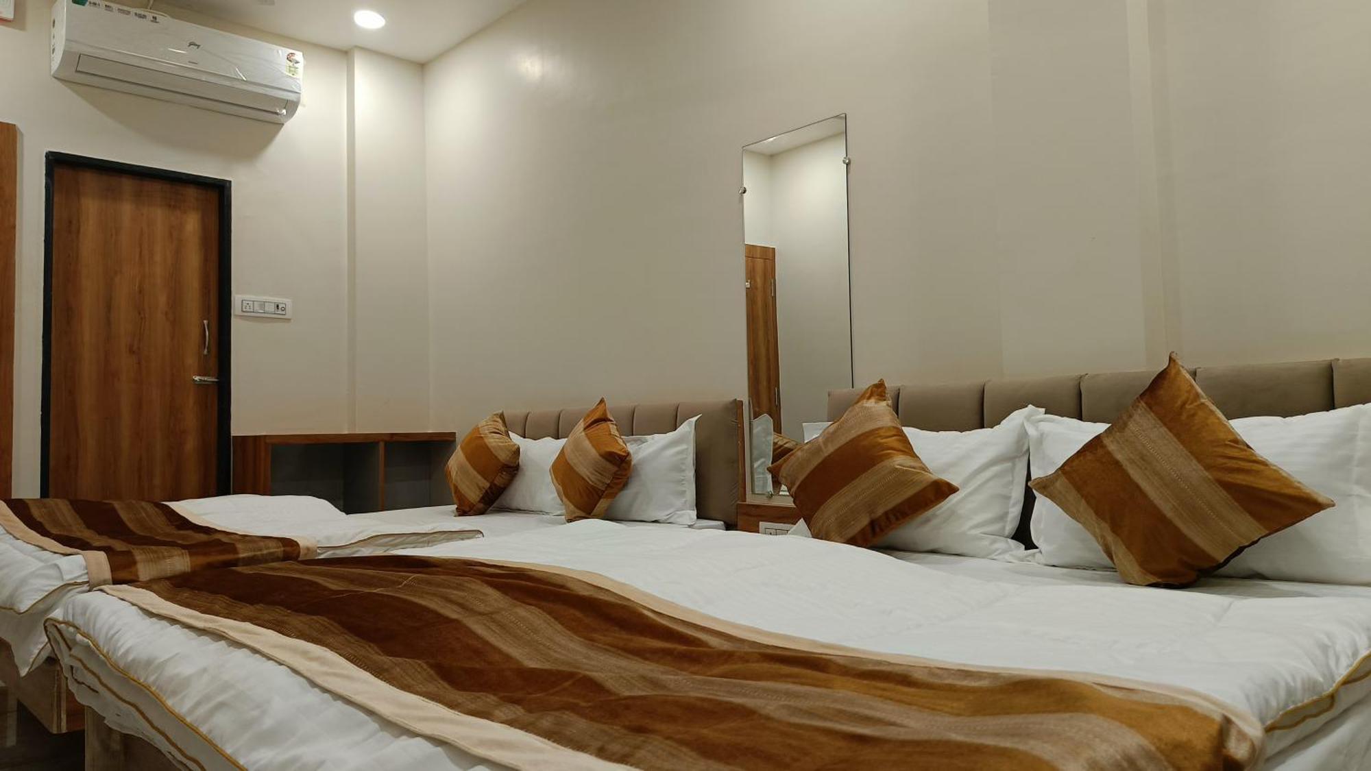 Shree Shyamraj Hotel Ujjain Exteriör bild
